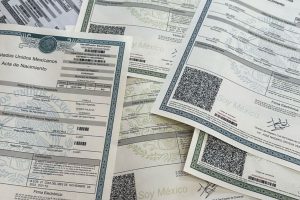 DETIENE FECCED A PARTICULAR QUE VENDÍA ACTAS DE NACIMIENTO APÓCRIFAS